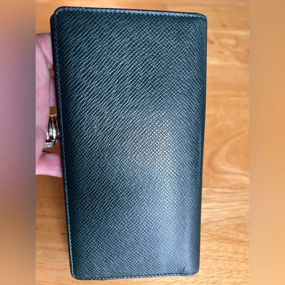 Louis Vuitton Taiga Porte Valeurs Cartes Dark Green Leather Wallet code V11918